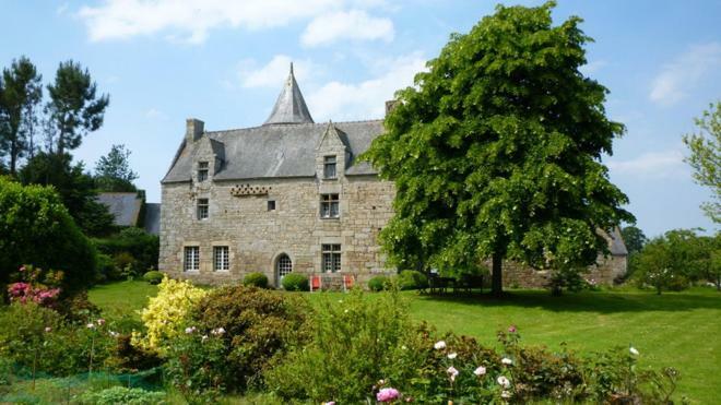 Bed and Breakfast Manoir de Kerguéréon Ploubezre Exterior foto